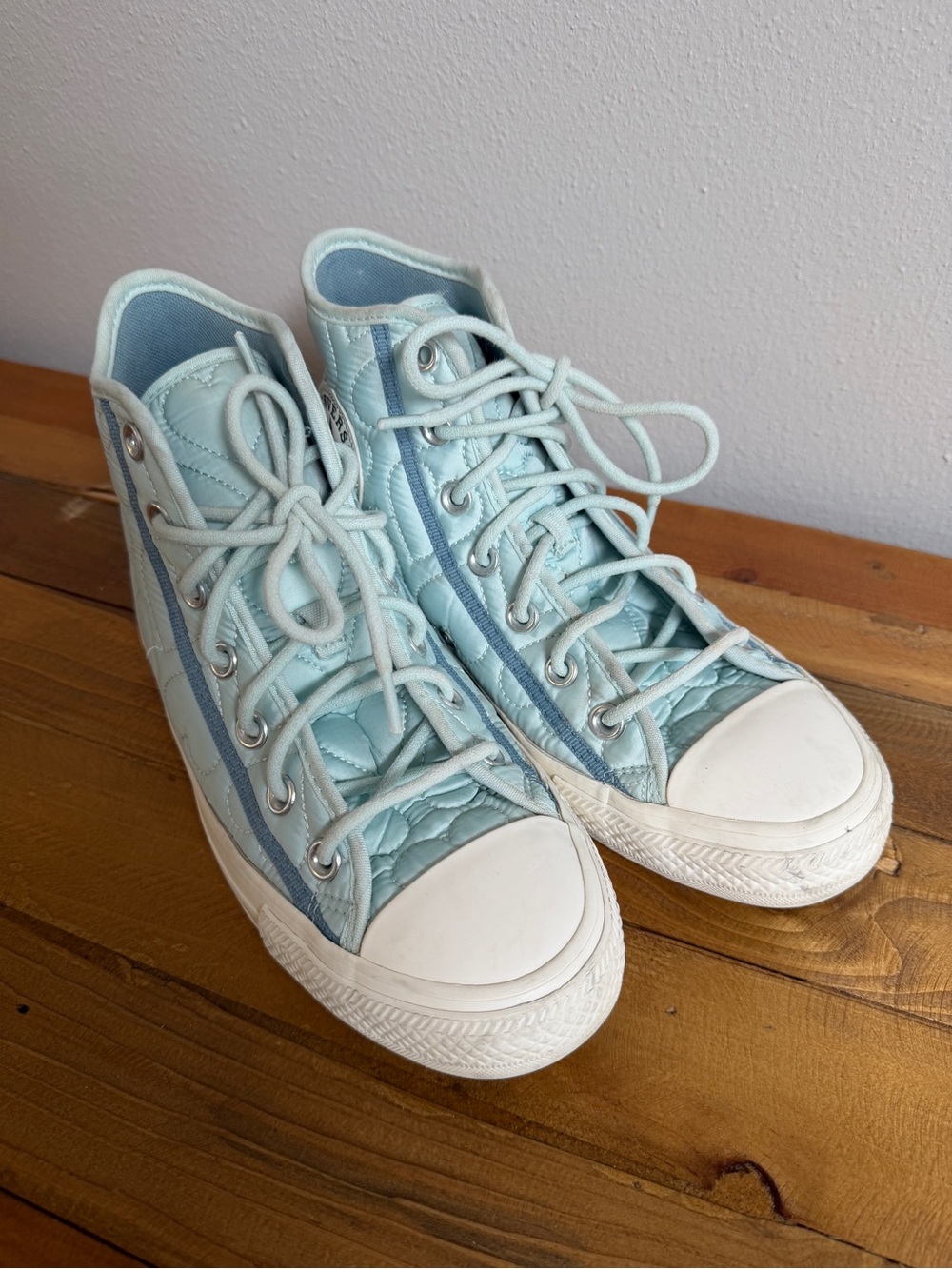 Converse Quilted Light Blue High Top Sneakers women’s size 7 EUC